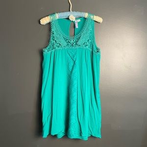 642. Alya Woman’s Kelly Green Flowy Dress with Lace Detailing